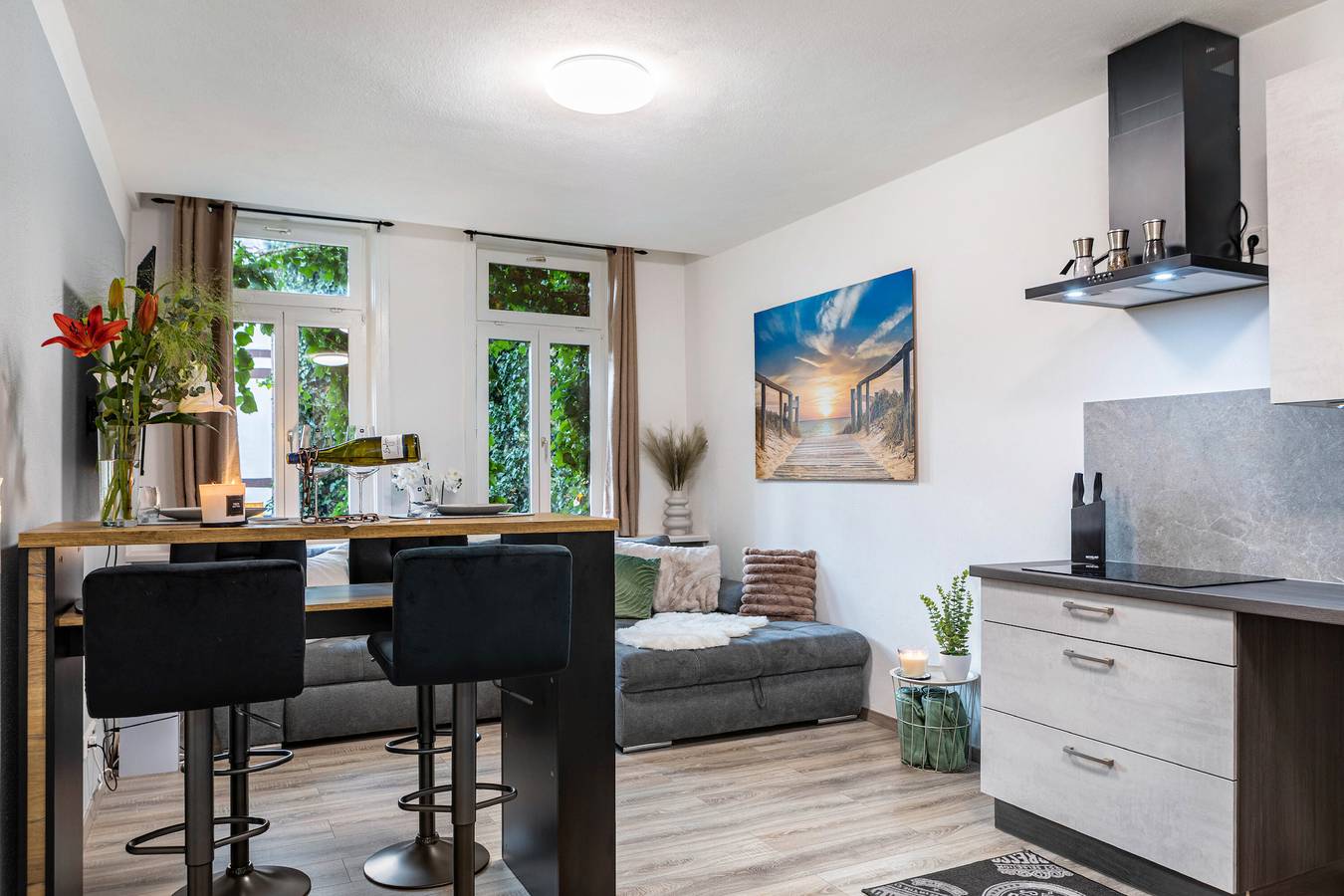 Marktplatz Ferienwohnung: Essplatz am Fenster mit Blick auf die Dächer der Altstadt