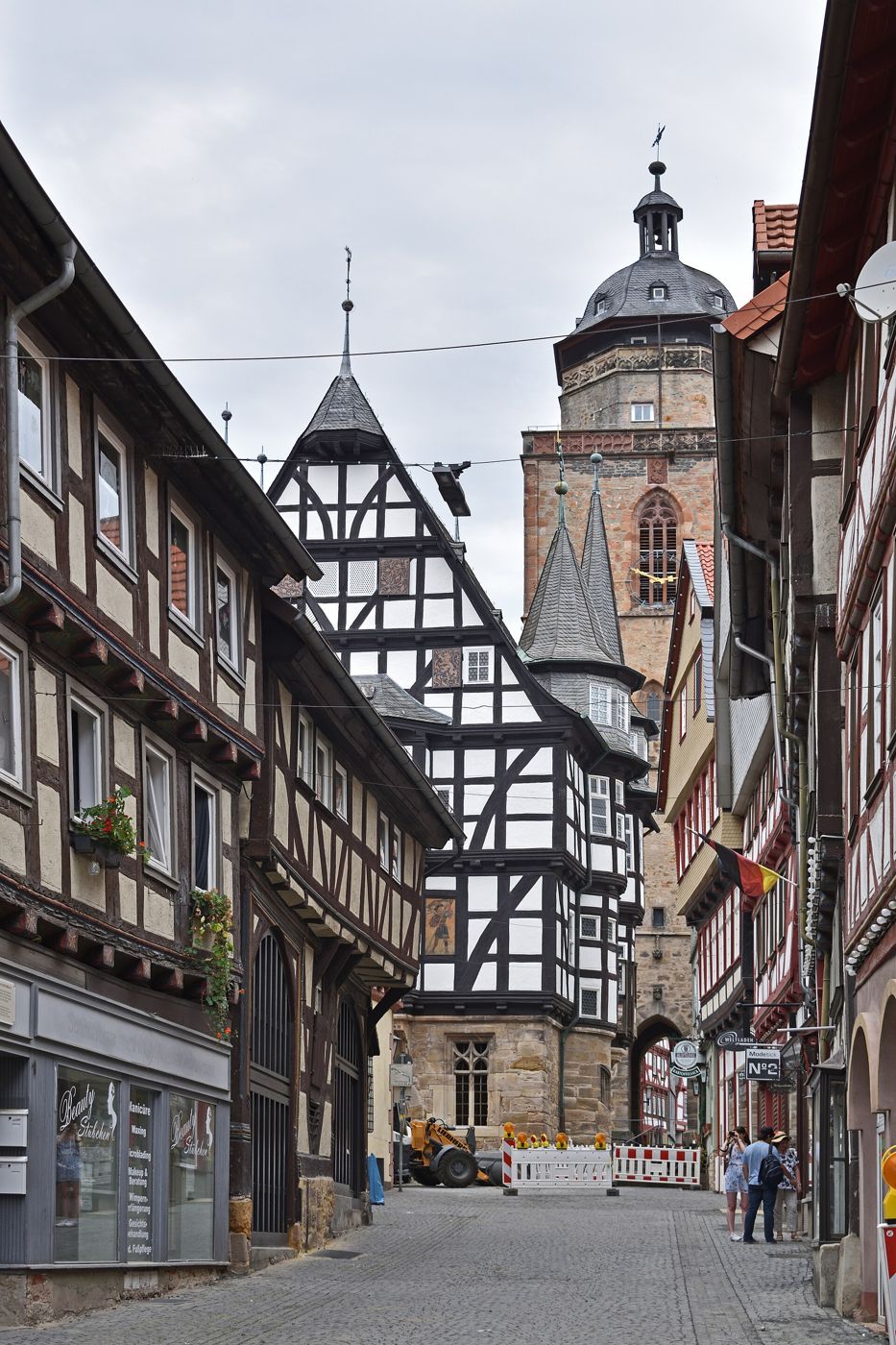 Fachwerkgasse in der Alsfelder Altstadt mit Blick zum Turm der Walpurgiskirche