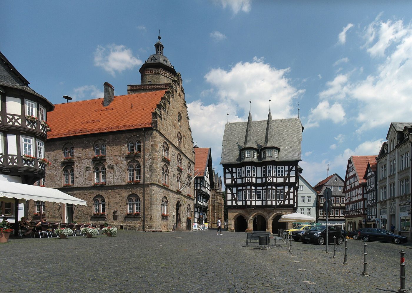Der Alsfelder Marktplatz mit Weinhaus und Rathaus