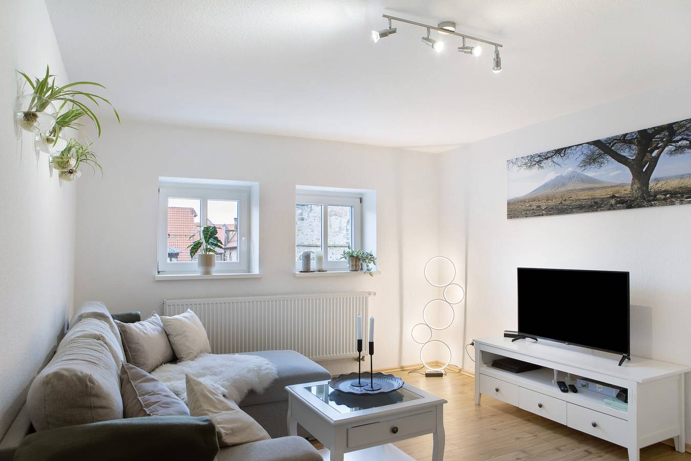 Alsfelder Wein-Suite – Wohnzimmer mit Sofa und Smart-TV